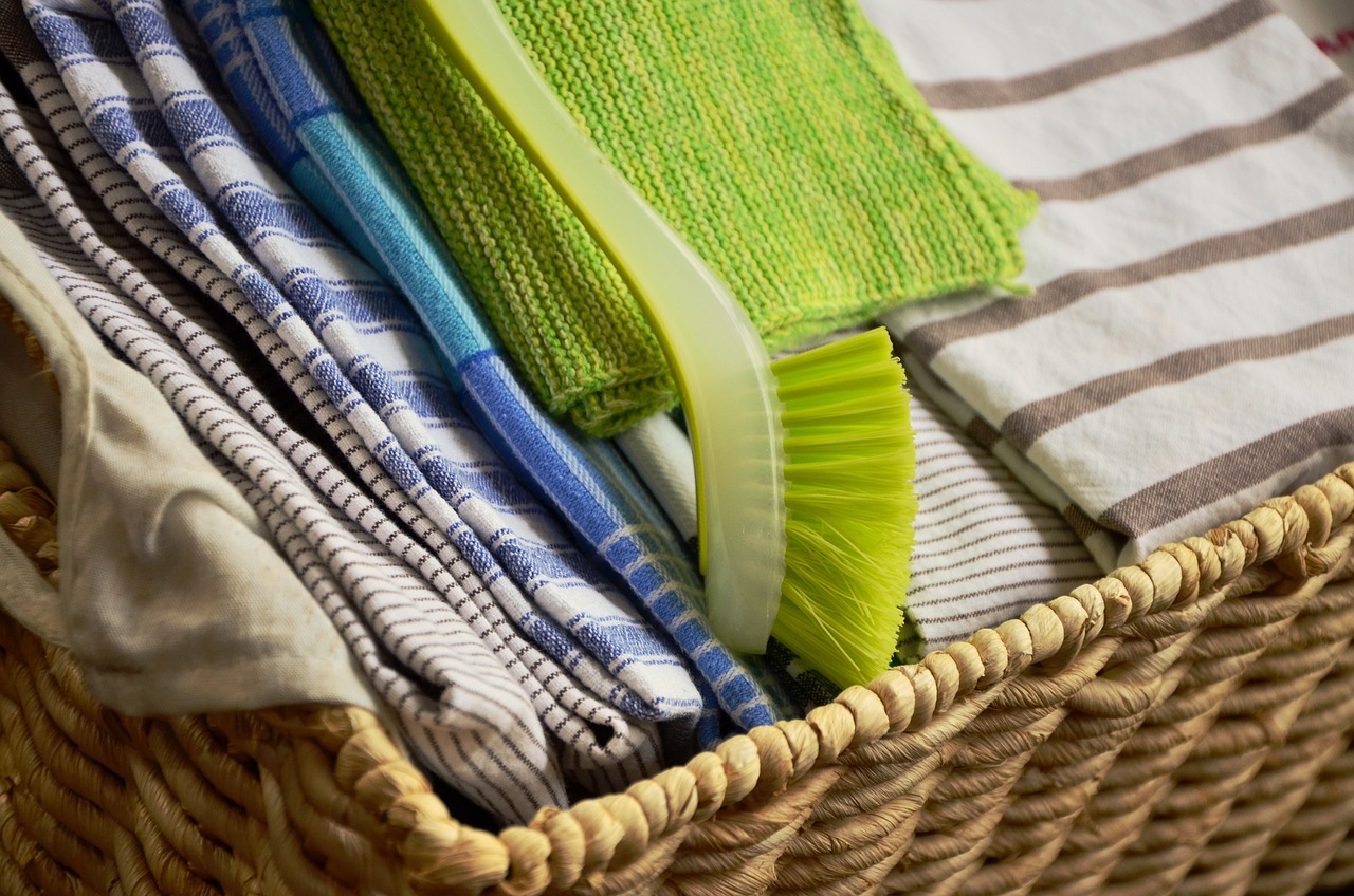 Tidying Up: Arranging Kitchen Towels Like a Pro
