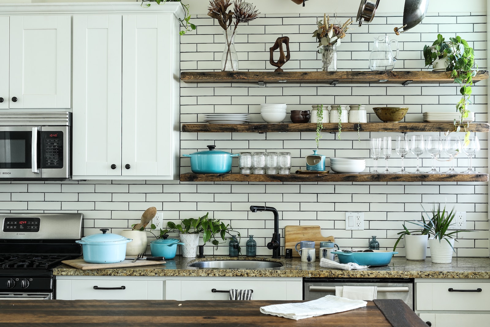 Kitchen Cleaning and Organizing: Practical Tips for Efficiency
