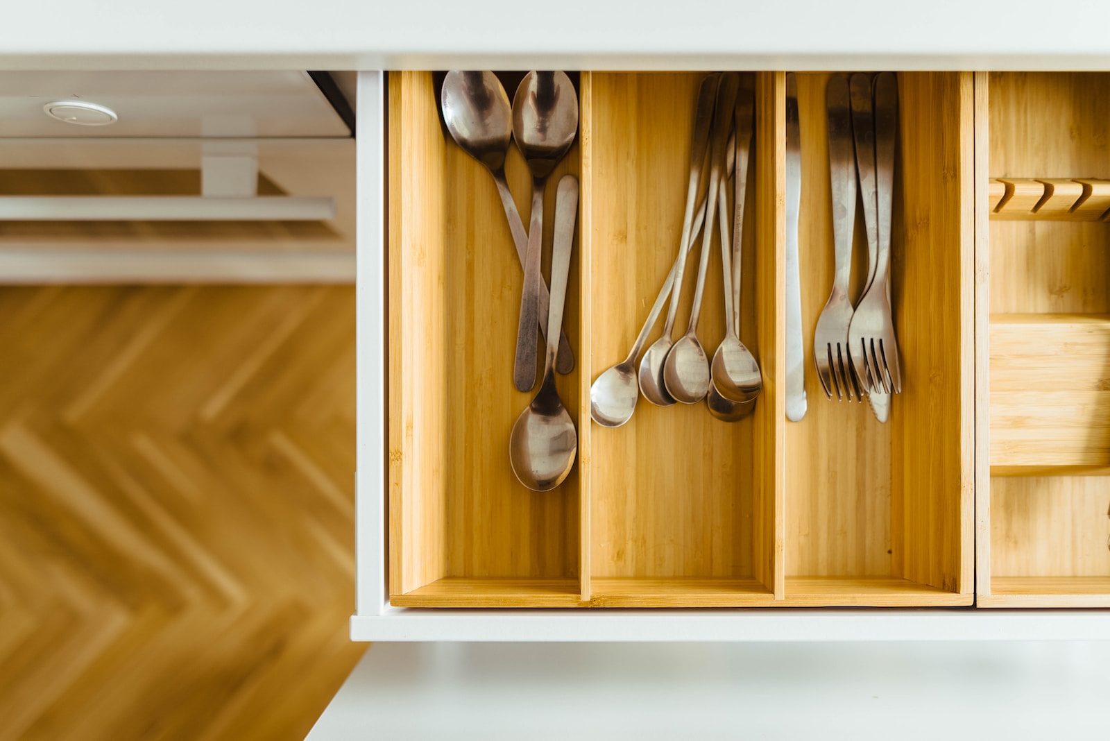 Organizing Cutlery and Silverware Drawers